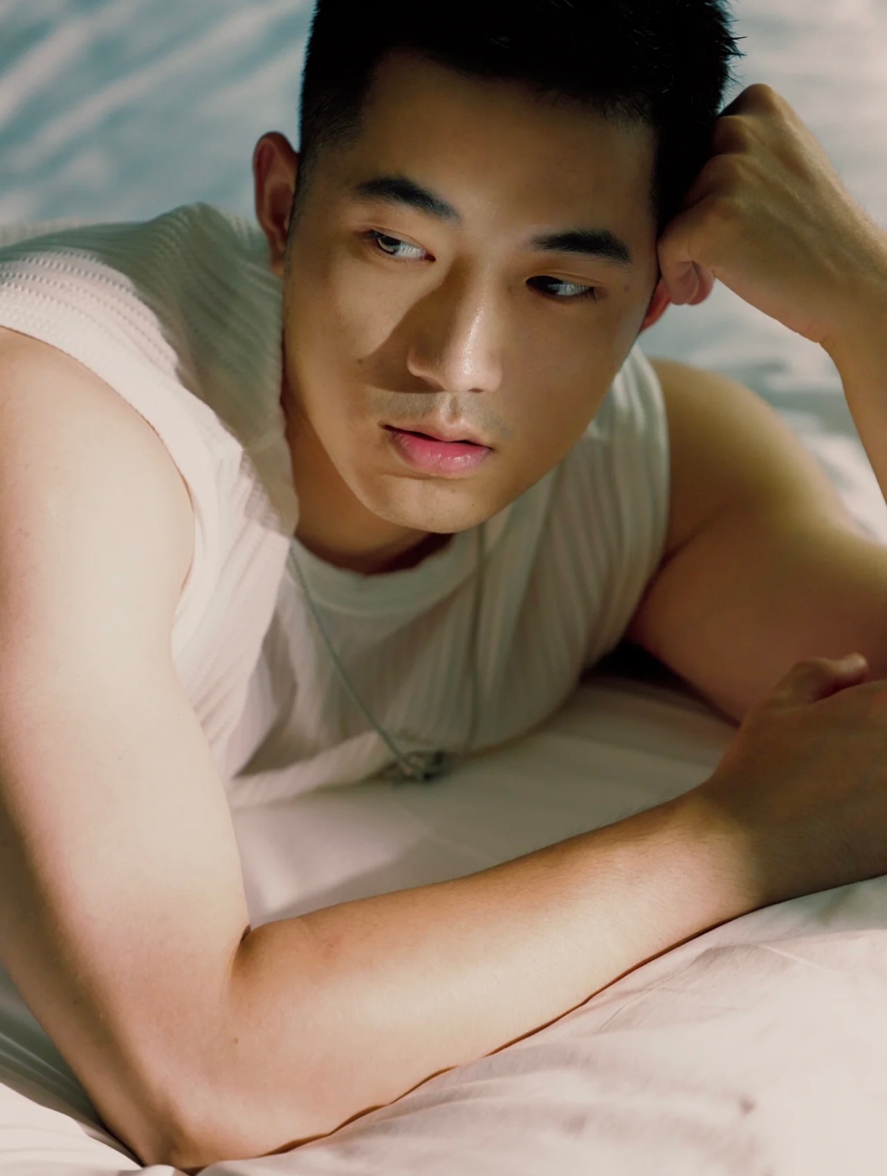 壮硕的帅哥.胸肌好大! 鼻梁高挺,整张脸很有少年感……__财经头条