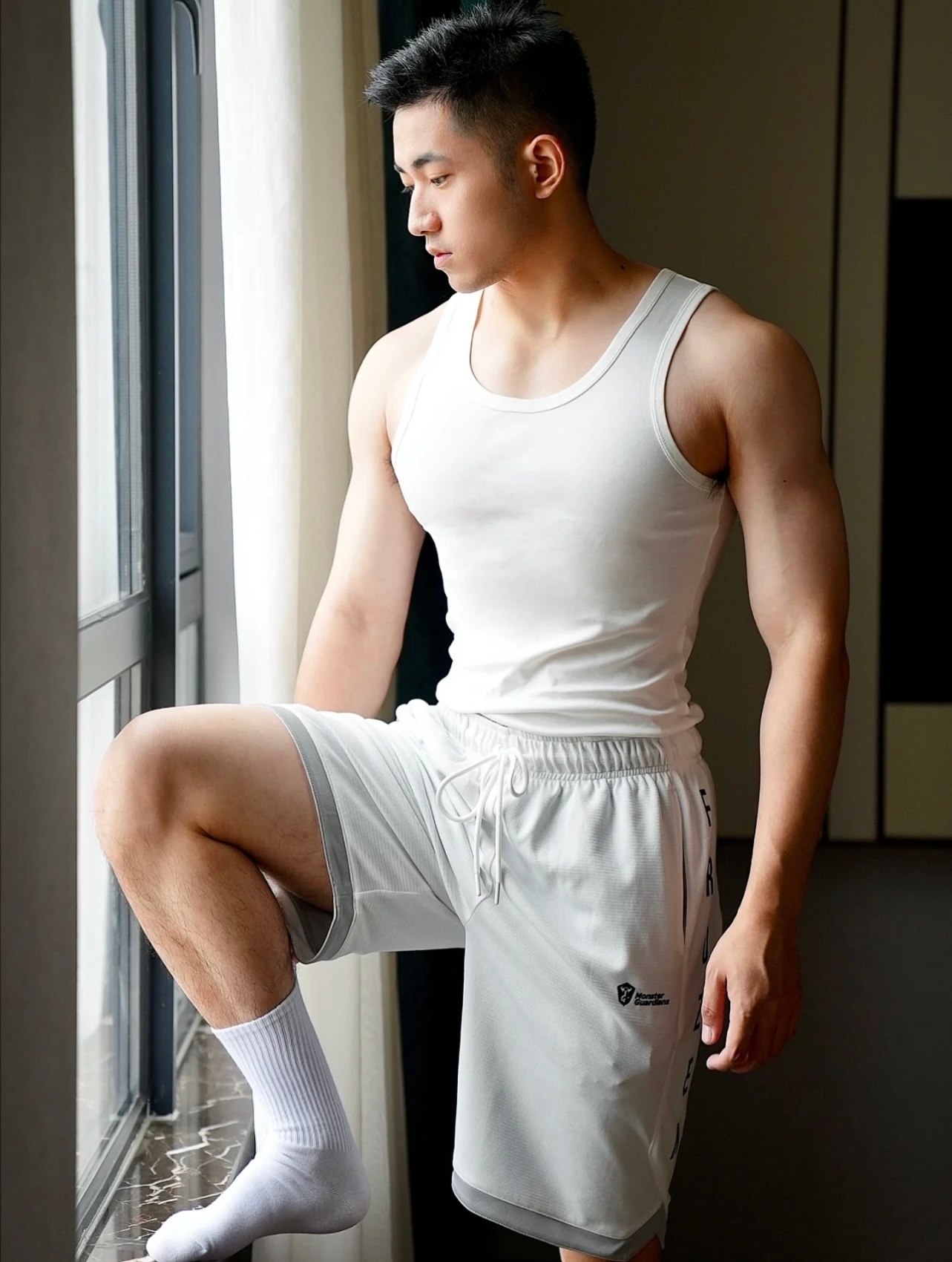 胸肌好大! 鼻梁高挺,整张脸很有少年感……__财经头条