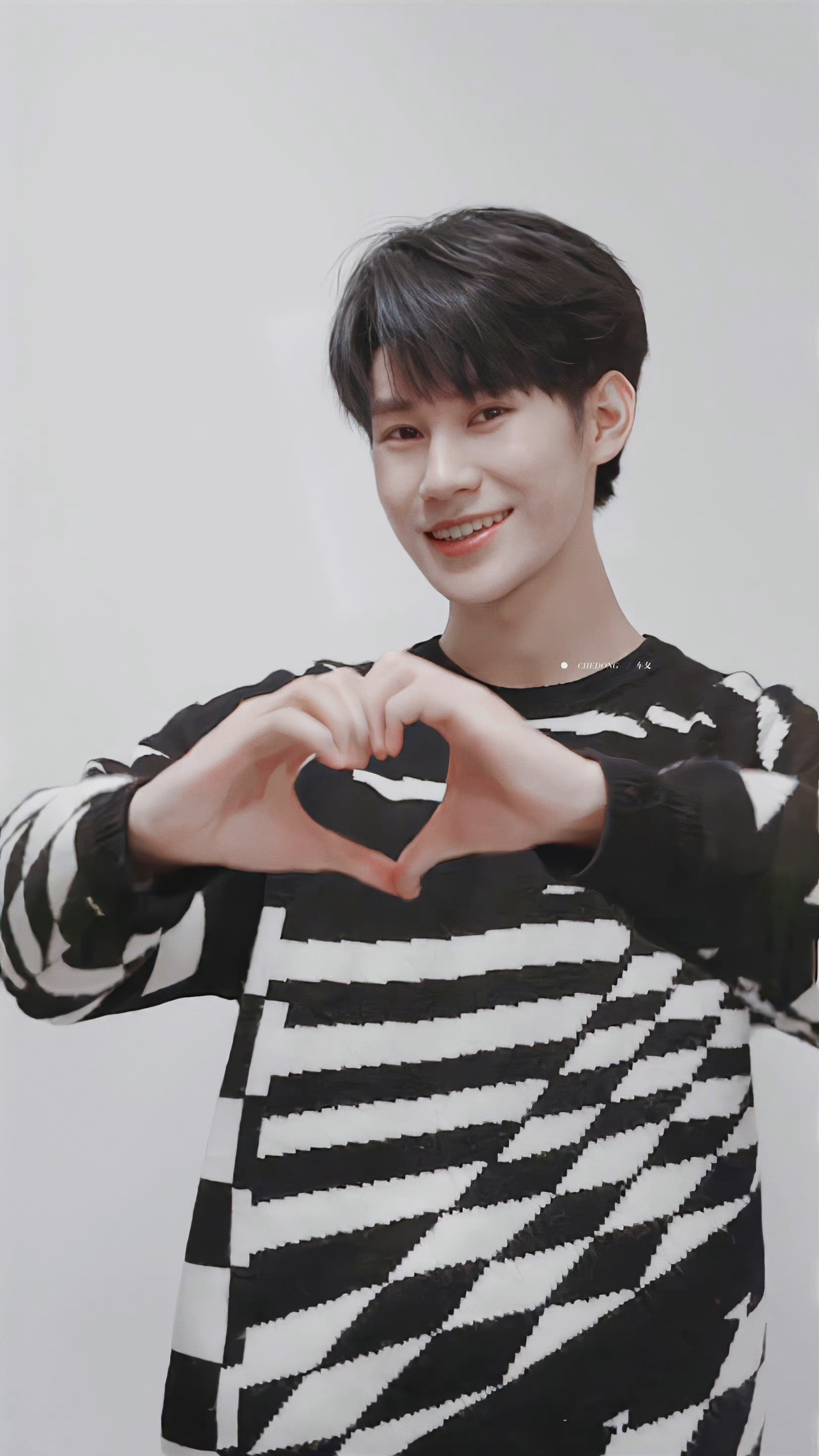 张真源手势舞比心超甜