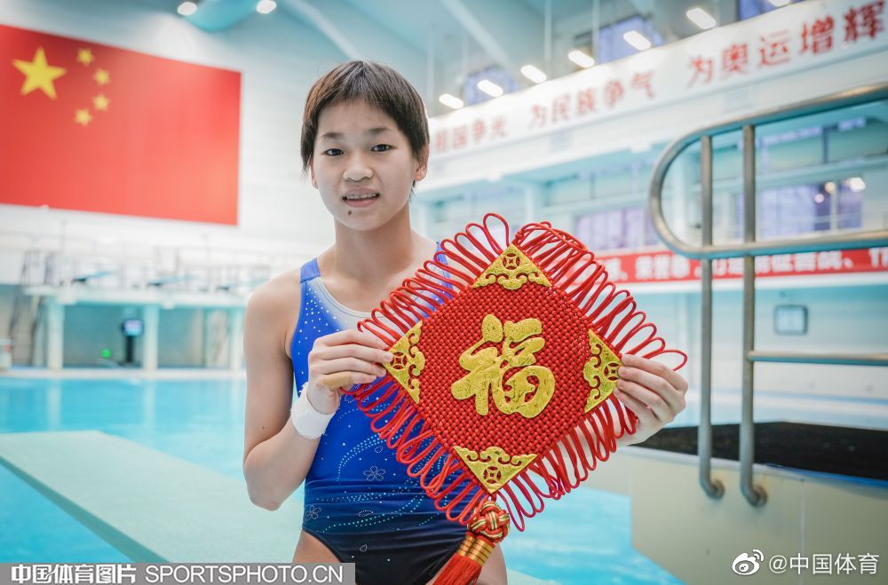 近日中国跳水队队员在北京国家体育总局训练局跳水馆进行冬训