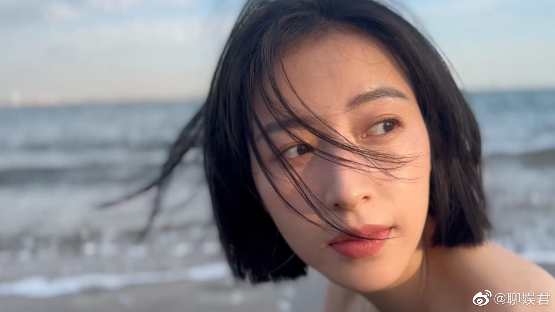 周雨彤更新一则vlog视频里的周雨彤光着脚在海边肆意奔跑