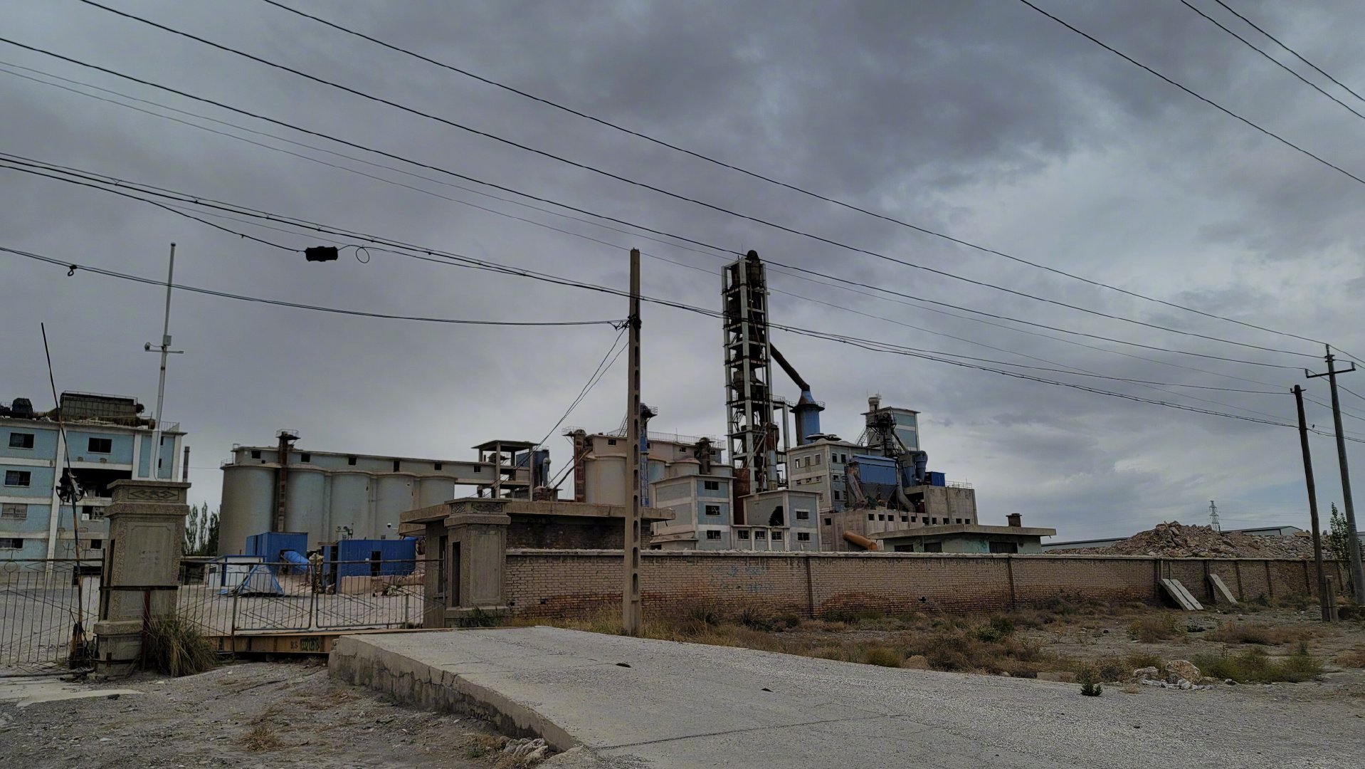 油田老城:老玉门市.海拔2400米.不像传说中的废弃了__财经头条