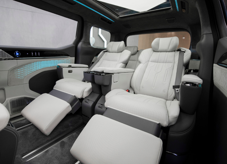 35万家用MPV怎么选?丰田赛那对比极氪009谁更强？