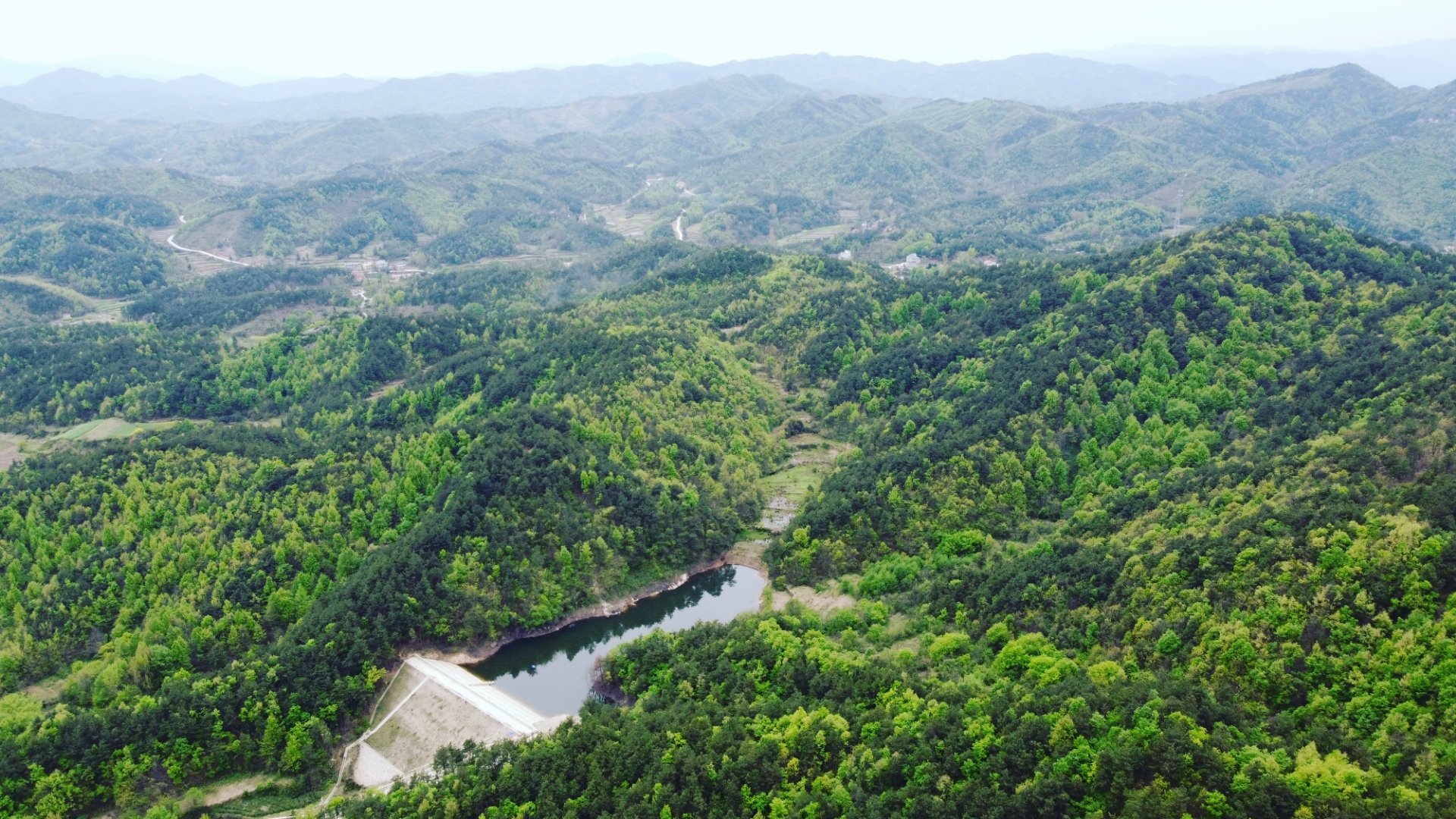 在大别山深处信阳商城县吴河乡有一座美丽的村庄