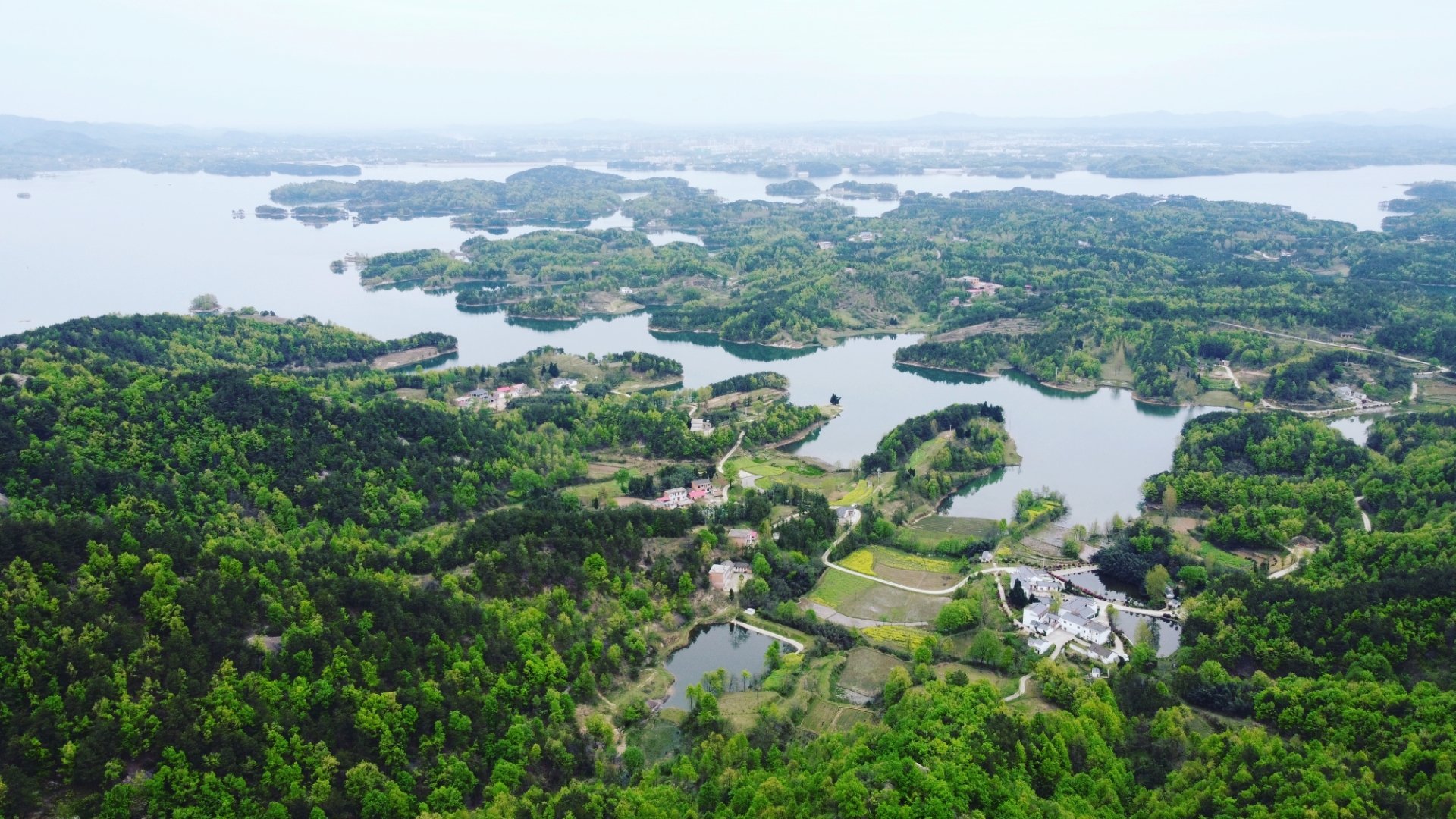 在大别山深处信阳商城县吴河乡有一座美丽的村庄