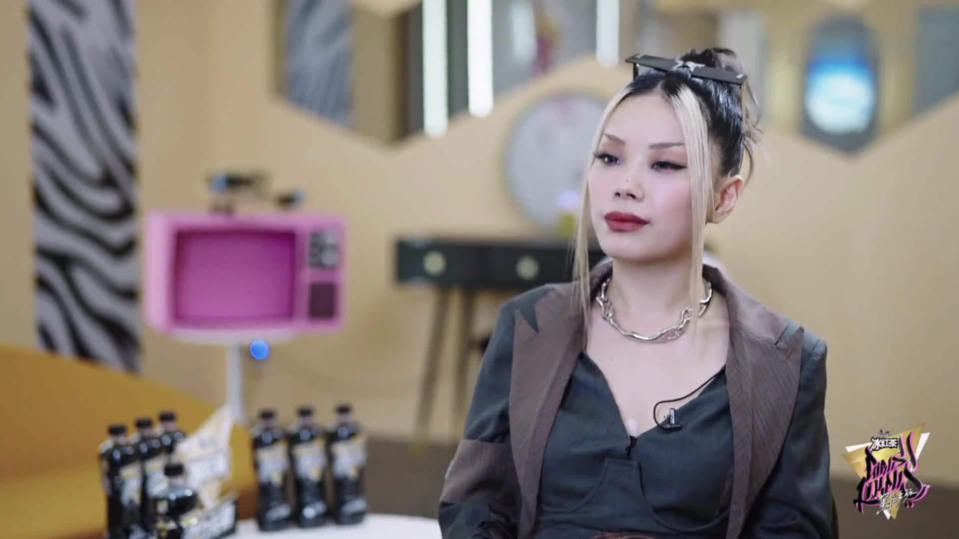 马思唯 王嘉尔 万妮达的先行采访-《黑怕女孩》