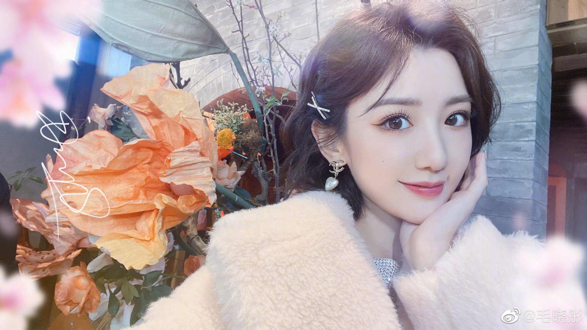 毛晓彤学姐妆比心自拍好漂亮哇……__财经头条