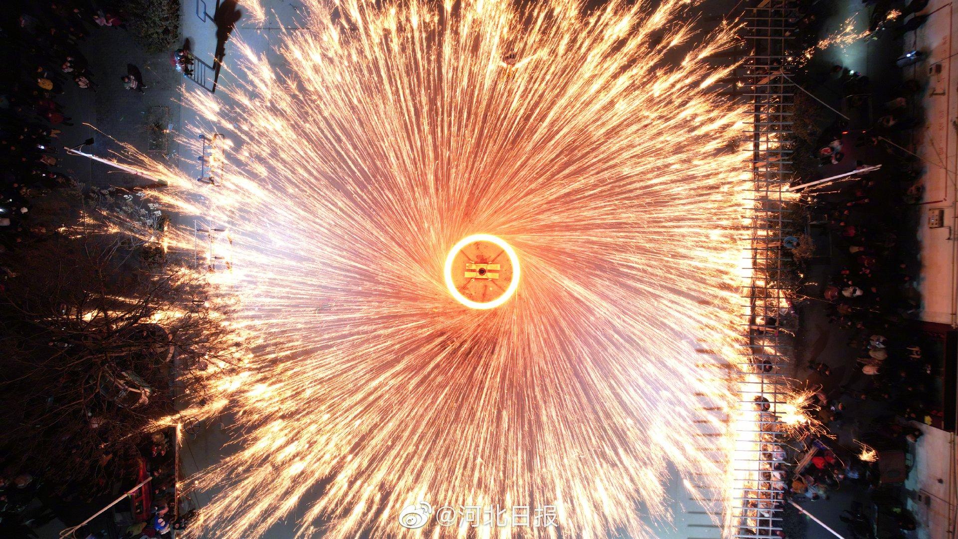 河北深州小村庄上演古老民俗甩花