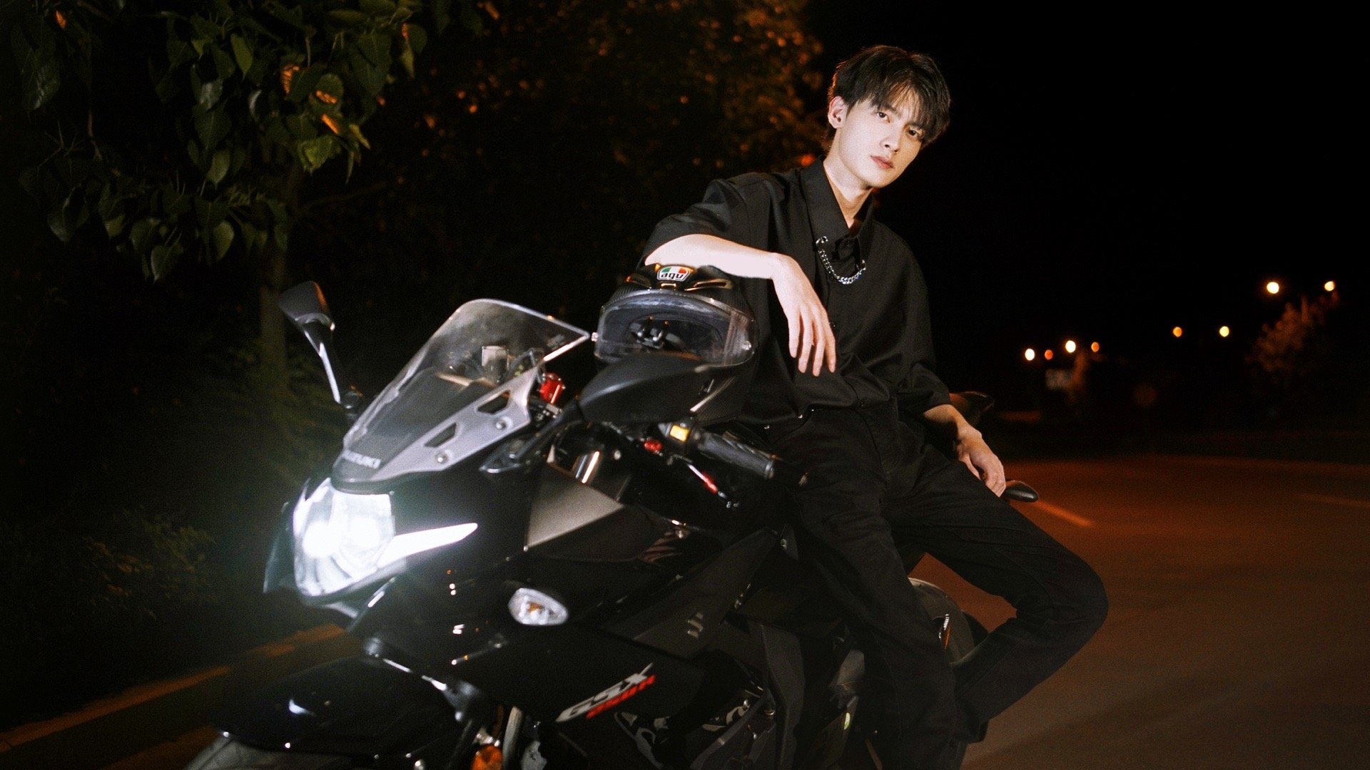 机车少年陈鹤一 可真帅呀__财经头条