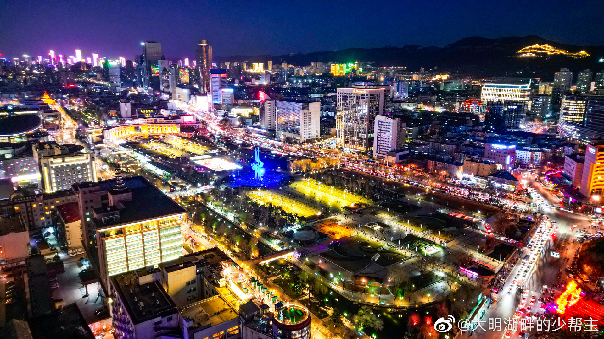 夜幕降临,华灯初上,济南泉城路周边灯火璀璨……__财经头条