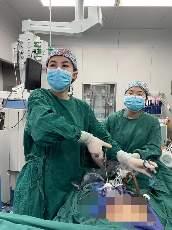 杭州女子这种姿势上厕所，“砰”一声巨响.....惨了！休闲区蓝鸢梦想 - Www.slyday.coM