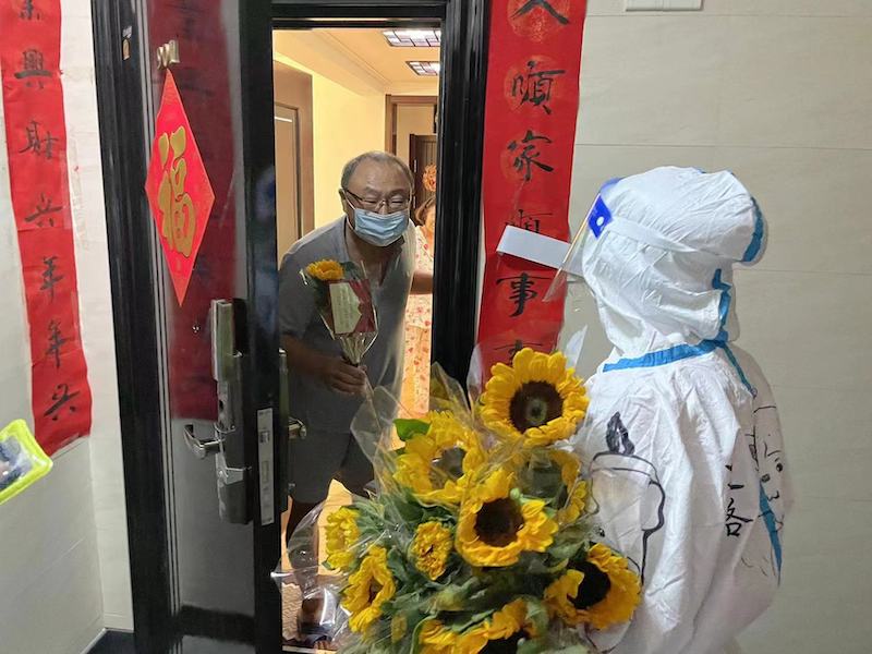 爱的传递，“大白”们收到鲜花后又送给封控区居民休闲区蓝鸢梦想 - Www.slyday.coM