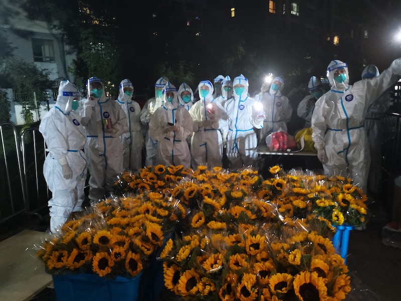 爱的传递，“大白”们收到鲜花后又送给封控区居民休闲区蓝鸢梦想 - Www.slyday.coM