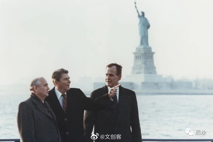 1990年10月3日两德统一 10月15日 戈尔巴乔夫获得了诺贝尔和平奖