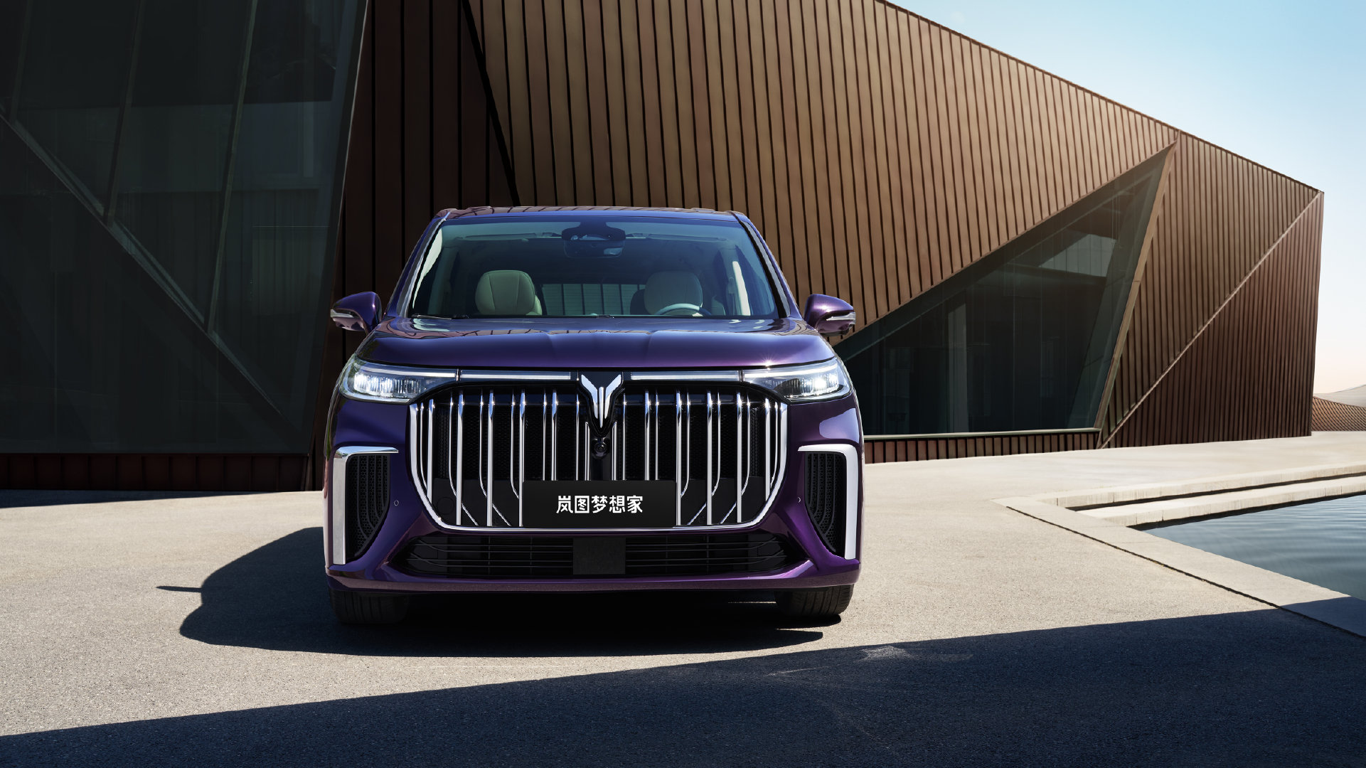 左右两侧通过装饰框拉宽车头视觉效果,贯穿式灯组以点睛之势联结车标