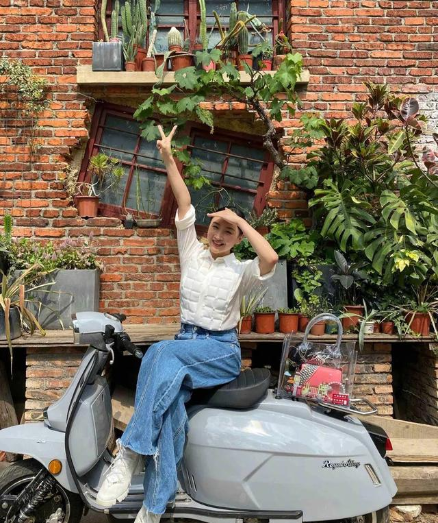 何雯娜哪像生过娃穿娃娃领连衣裙有学生气近照五官更柔和美了