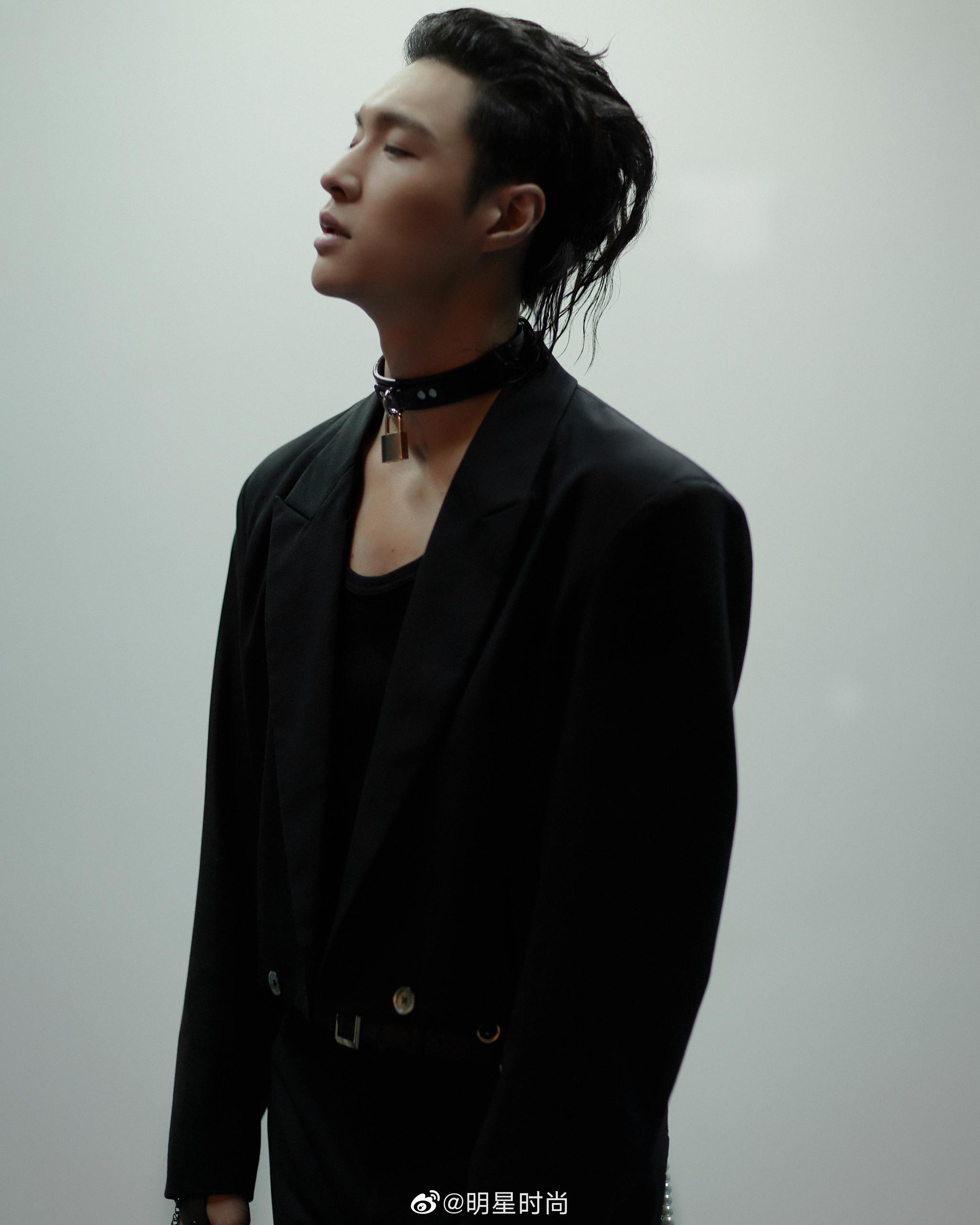 张艺兴一身黑色look,金属锁链彰显野性感酷帅,你们觉得怎么样?