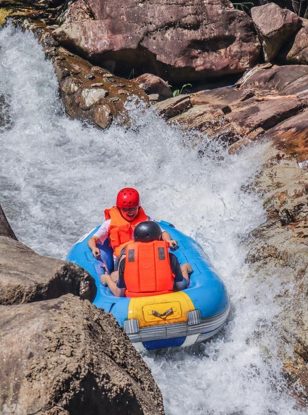 杭州周边避暑胜地桐庐山湾湾景区体验最刺激的漂流