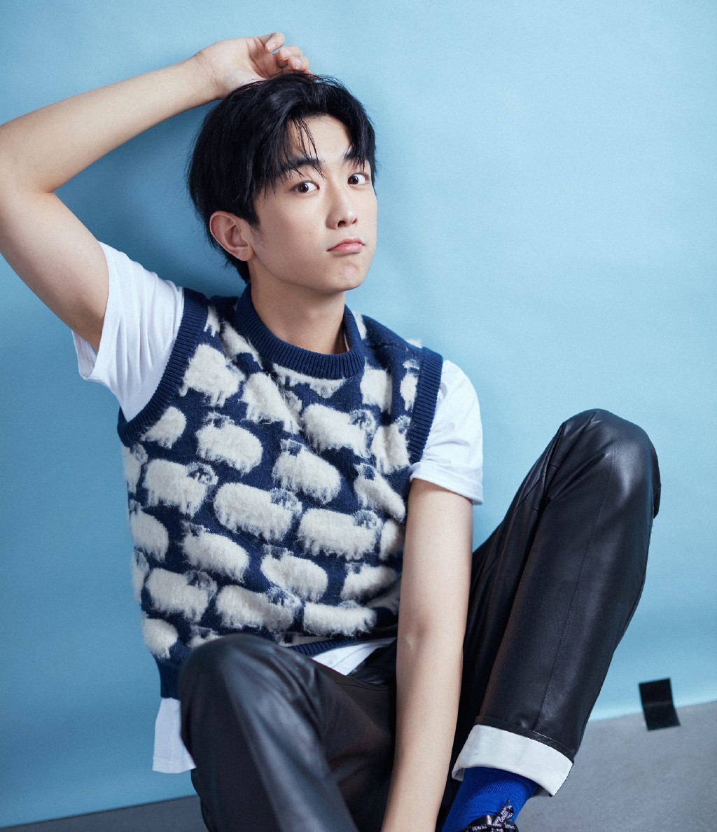 《快把我哥带走》中他是时秒暗恋对象,今穿t恤配马甲,清爽呆萌