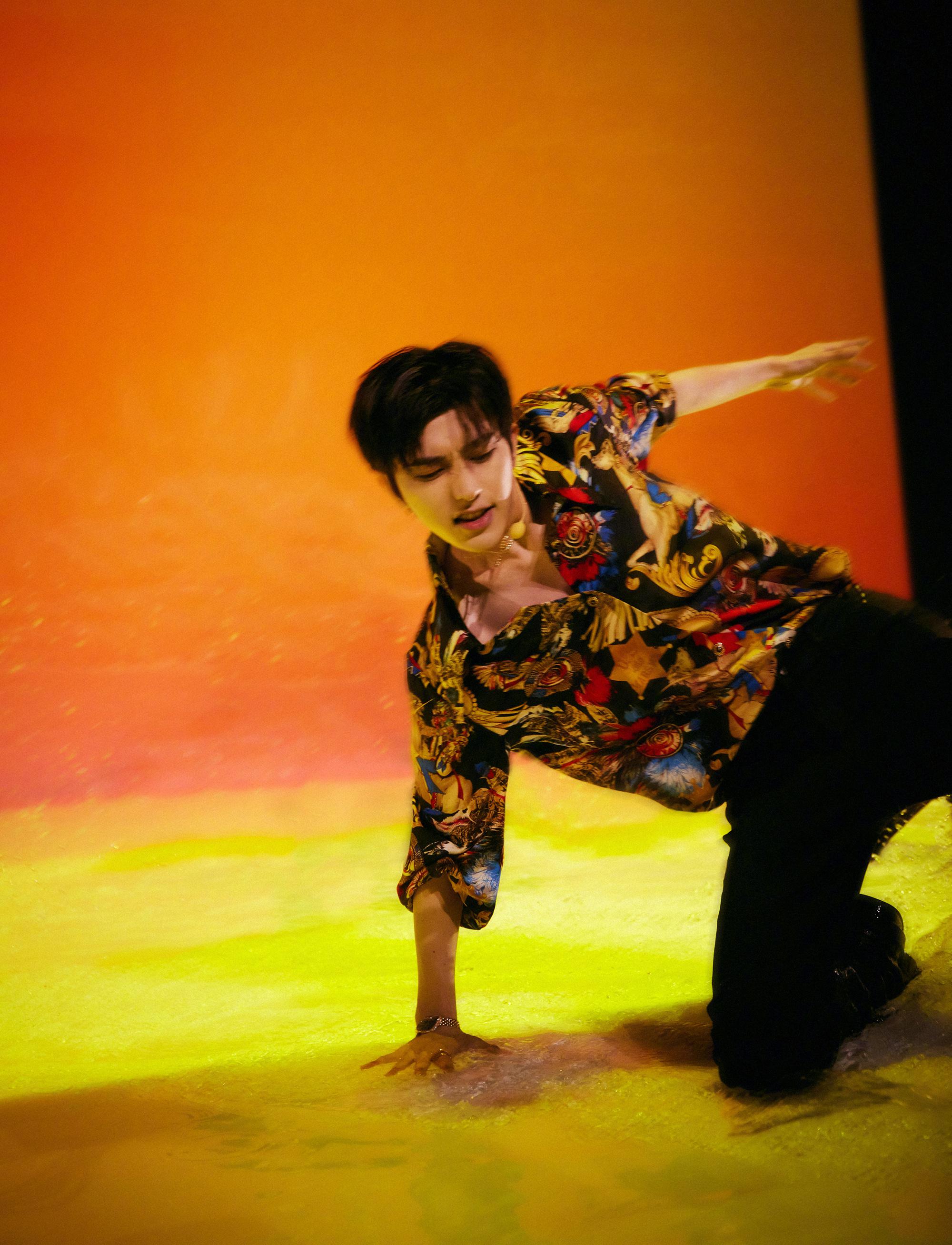 原来蔡徐坤在青你2《情人》舞台的这件花衬衫是独一无二的!