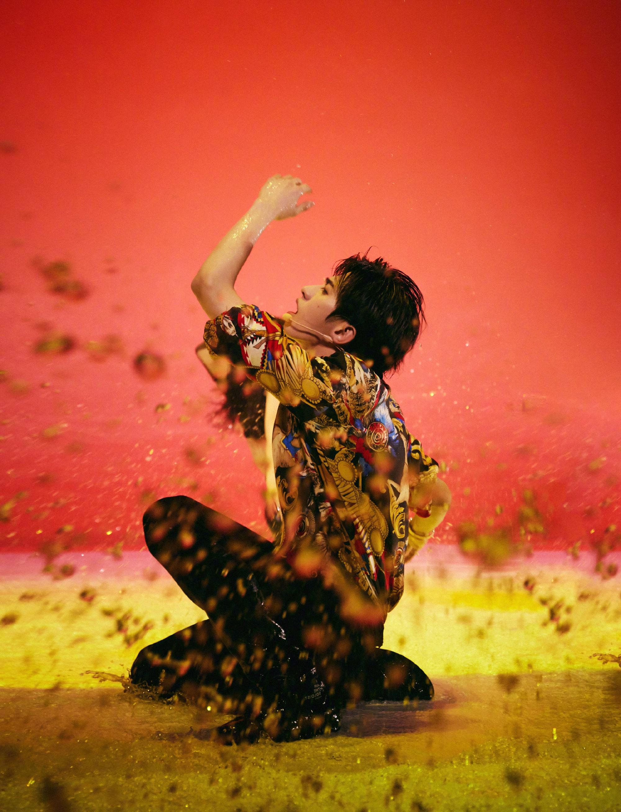 原来蔡徐坤在青你2《情人》舞台的这件花衬衫是独一无二的!