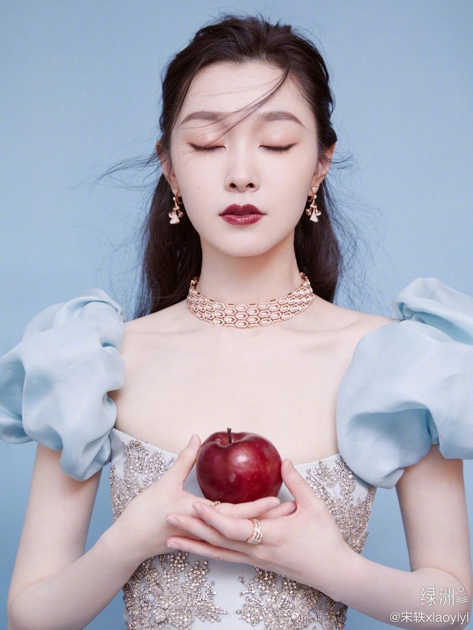 宋轶时尚写真淡蓝泡泡袖长裙优雅手拿苹果走红毯似白雪公主