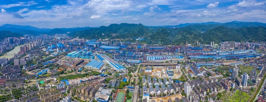 8月16日,在三钢集团闽光钢铁产能置换三明本部高炉建设现场,施工人员