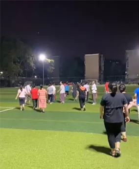 从“争抢”到“强征”,这群大爷大妈用铁锤砸碎小学生的足球梦休闲区蓝鸢梦想 - Www.slyday.coM 从“争抢”到“强征”,这群大爷大妈用铁锤砸碎小学生的足球梦休闲区蓝鸢梦想 - Www.slyday.coM