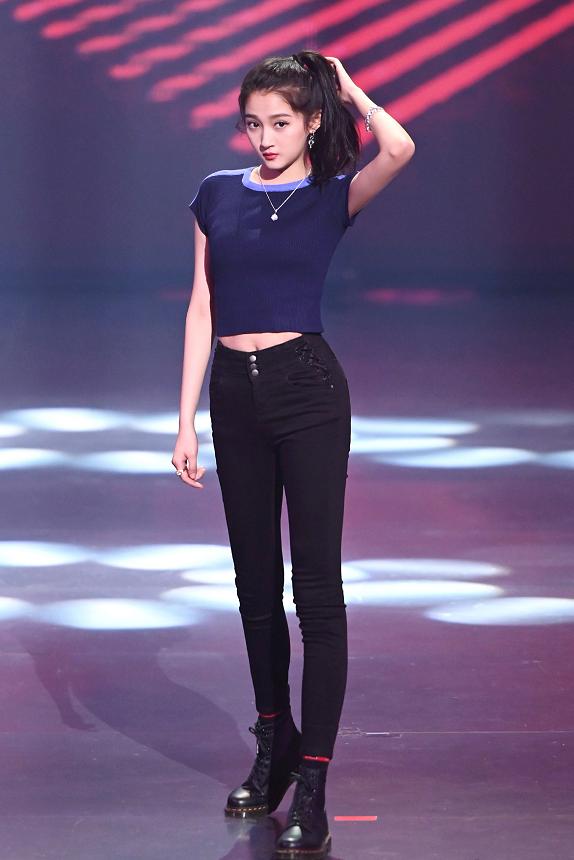 关晓彤终于换风格!当她穿上"泫雅风"牛仔裤,才知腿长腰也细