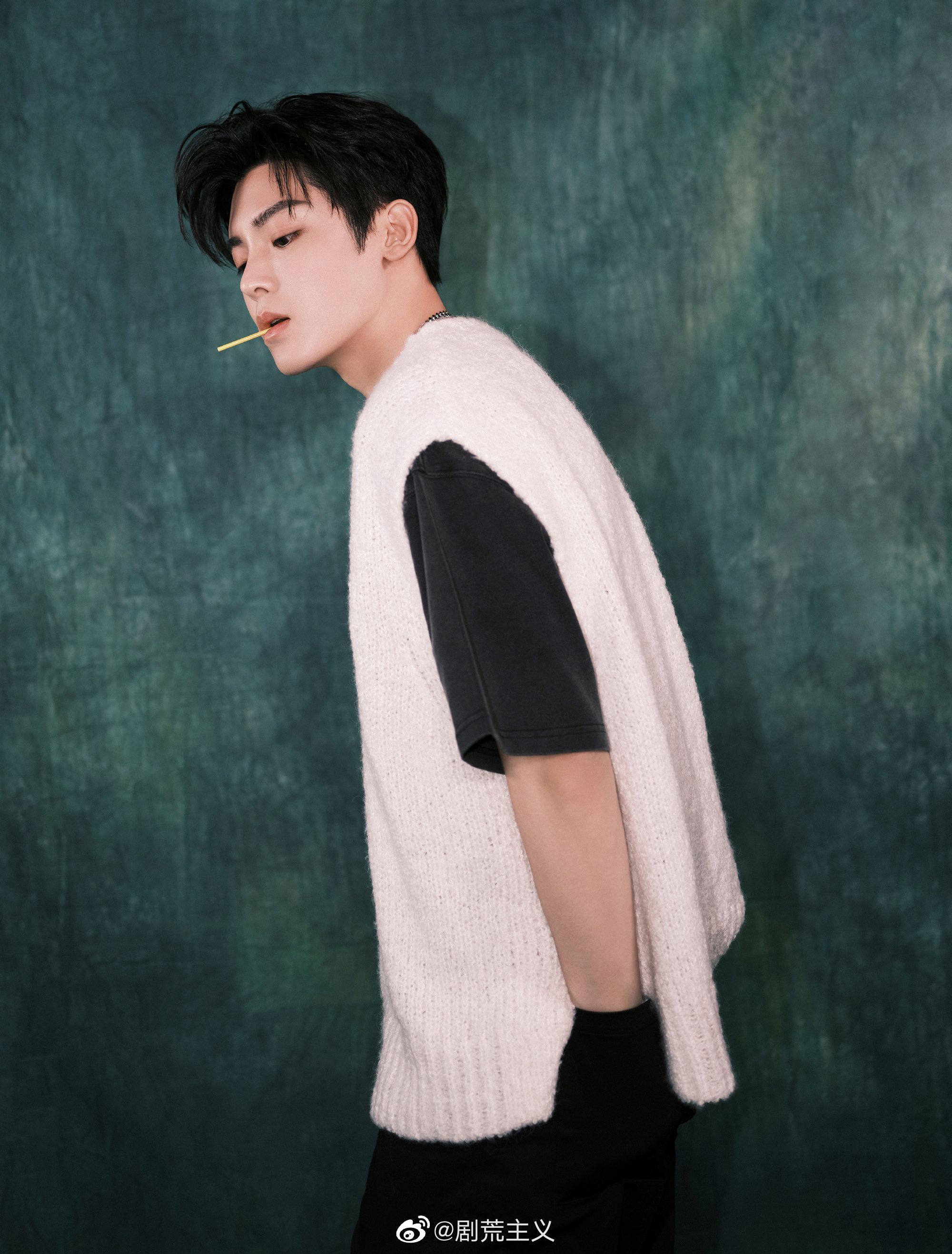 侯明昊护心扫楼花絮照__财经头条