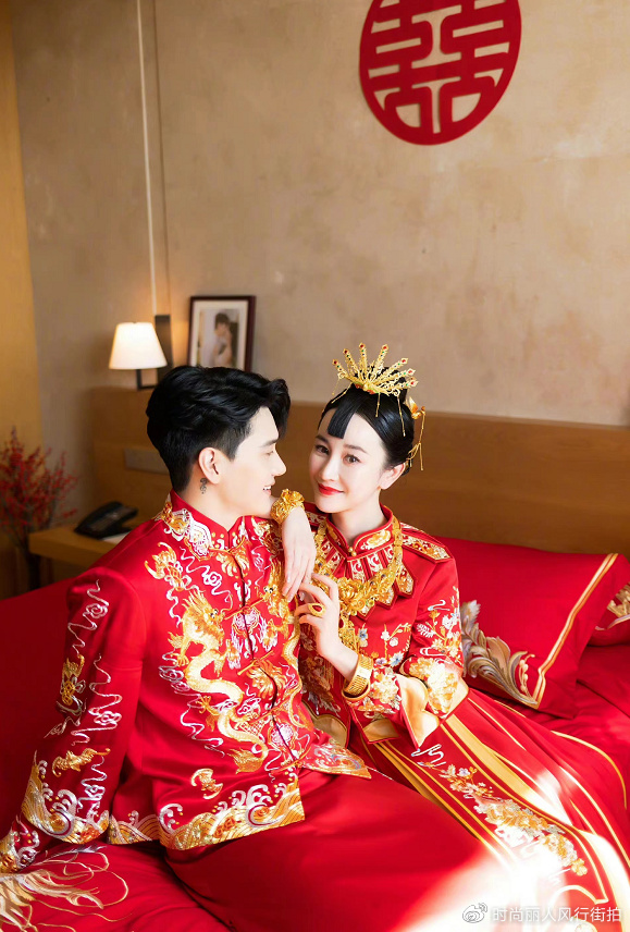 张檬金恩圣接亲礼服珠光宝气