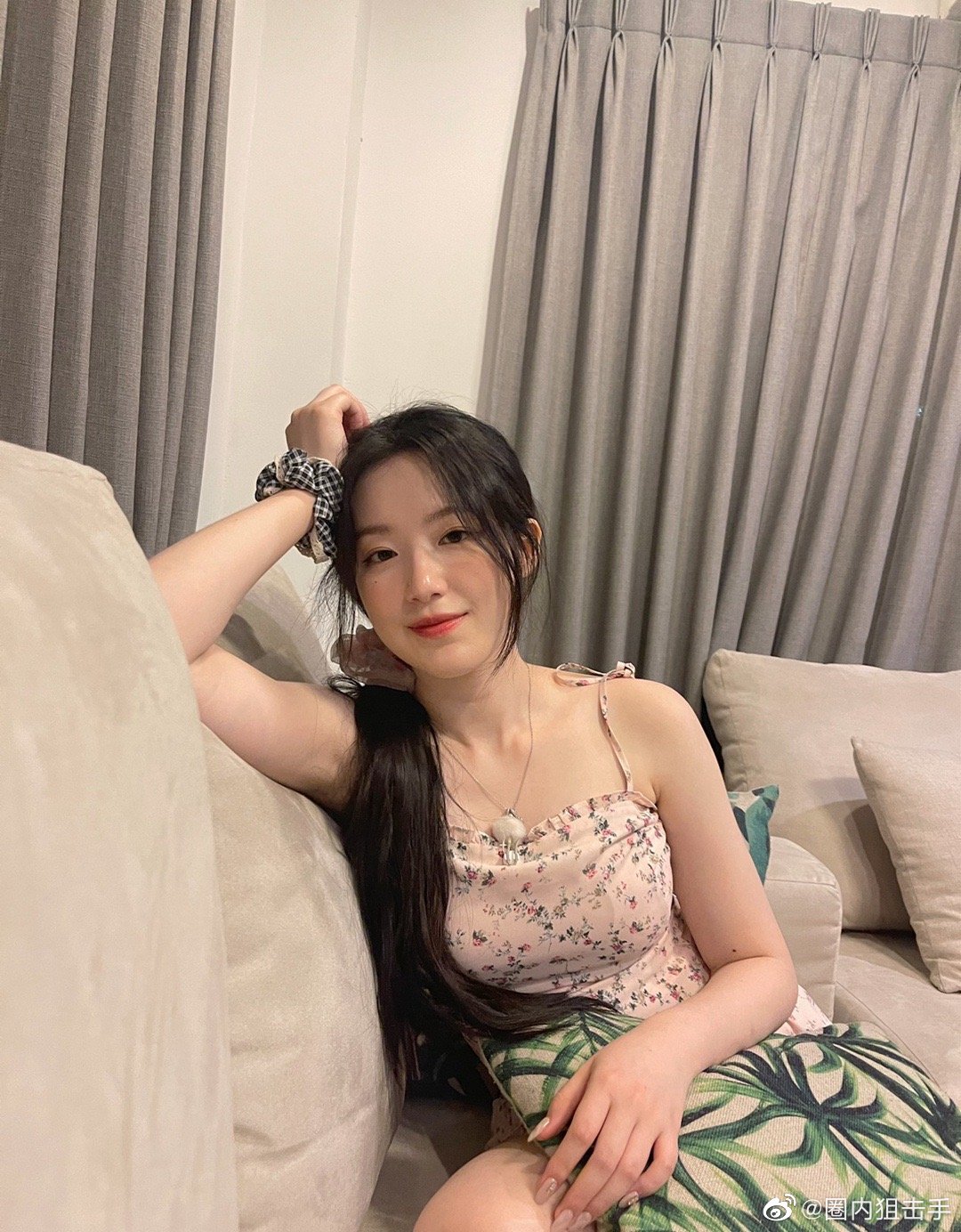 叶舒华逛街生图来了,身材也太好啦,人群中真的很亮眼……__财经头条