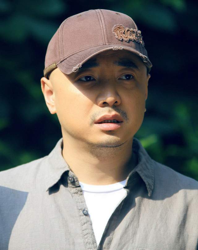 好男人徐峥屡次被拍约年轻辣妹吃饭进会所