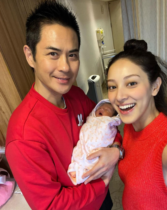 陈凯琳秀厨艺曝光身材比以前更瘦 肚脐现明显产后痕迹