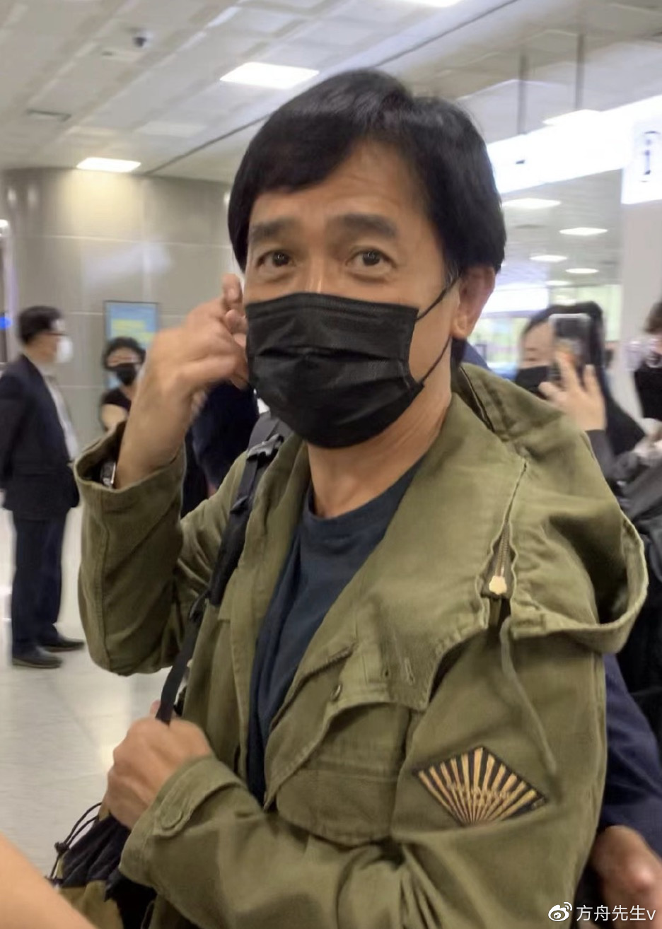 梁朝伟出席釜山电影节红毯，穿西装笑容腼腆，现场粉丝欢呼人气高休闲区蓝鸢梦想 - Www.slyday.coM