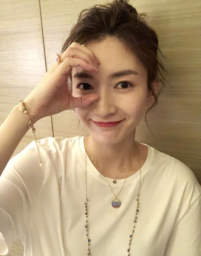 女明星自拍界的佼佼者,江疏影的自拍比他拍系列还要美?