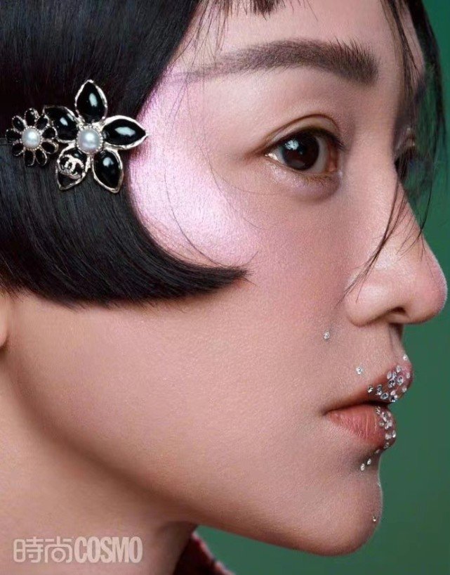 周迅金九封面超常发挥赢过章子怡！穿香奈儿尽显摩登范，越长越嫩休闲区蓝鸢梦想 - Www.slyday.coM