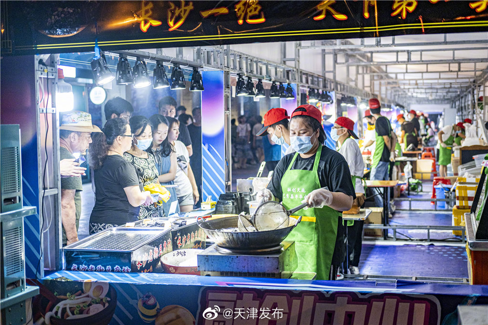 天拖夜市开街运营