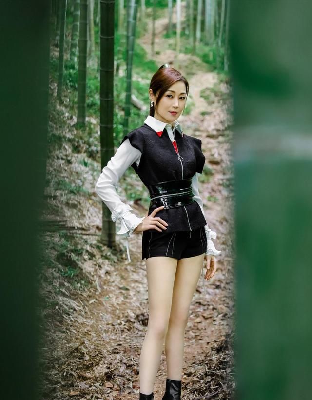 万绮雯露着肩膀还挺抢镜一双白丝袜显得腿更笔直了真挺美的