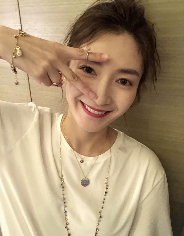 女明星自拍界的佼佼者,江疏影的自拍比他拍系列还要美?