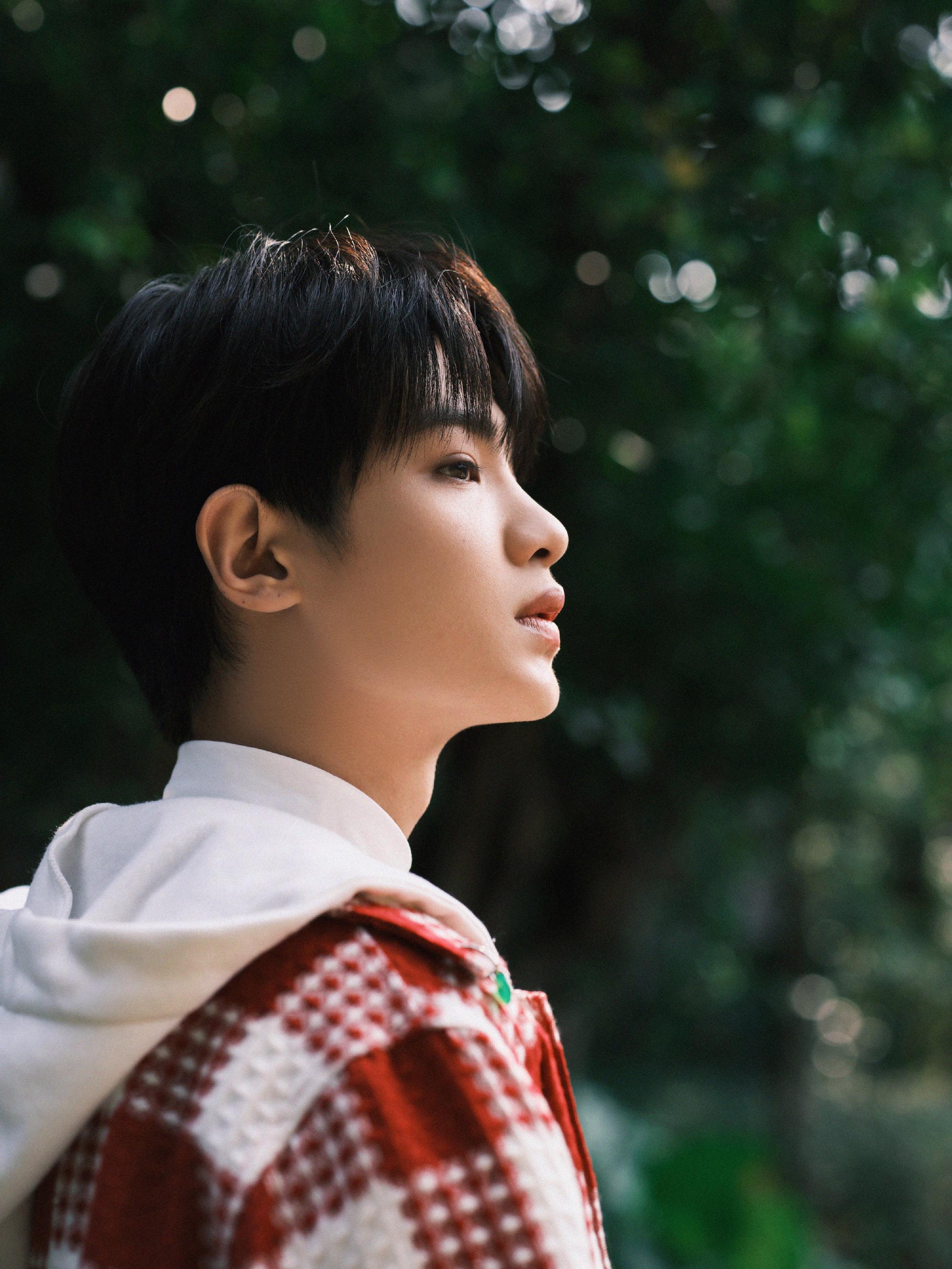 黄明昊剧照 红白格子外套阳光帅气,除旧迎新……|黄明昊_新浪新闻