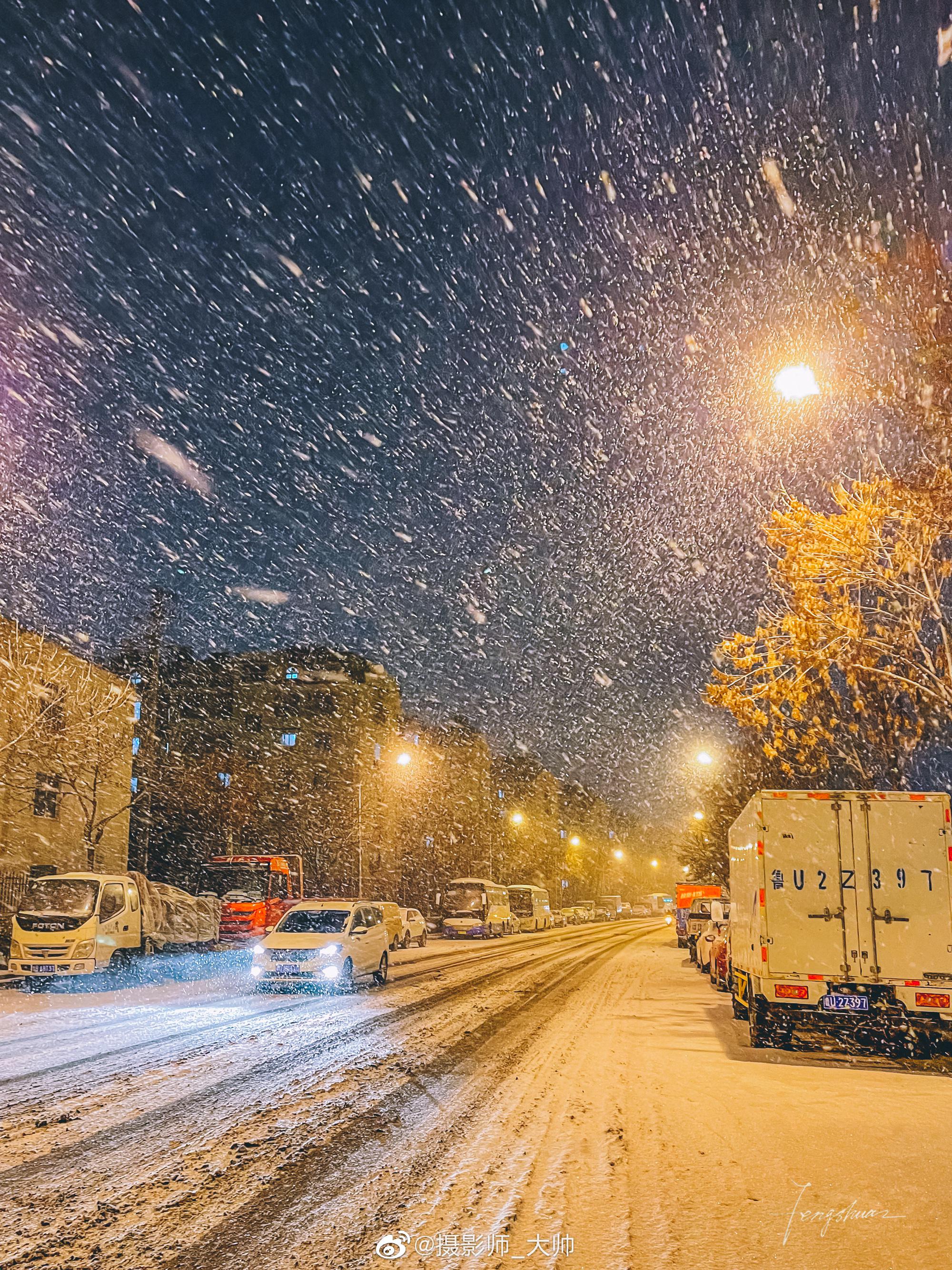 大雪纷飞图片夜景图片