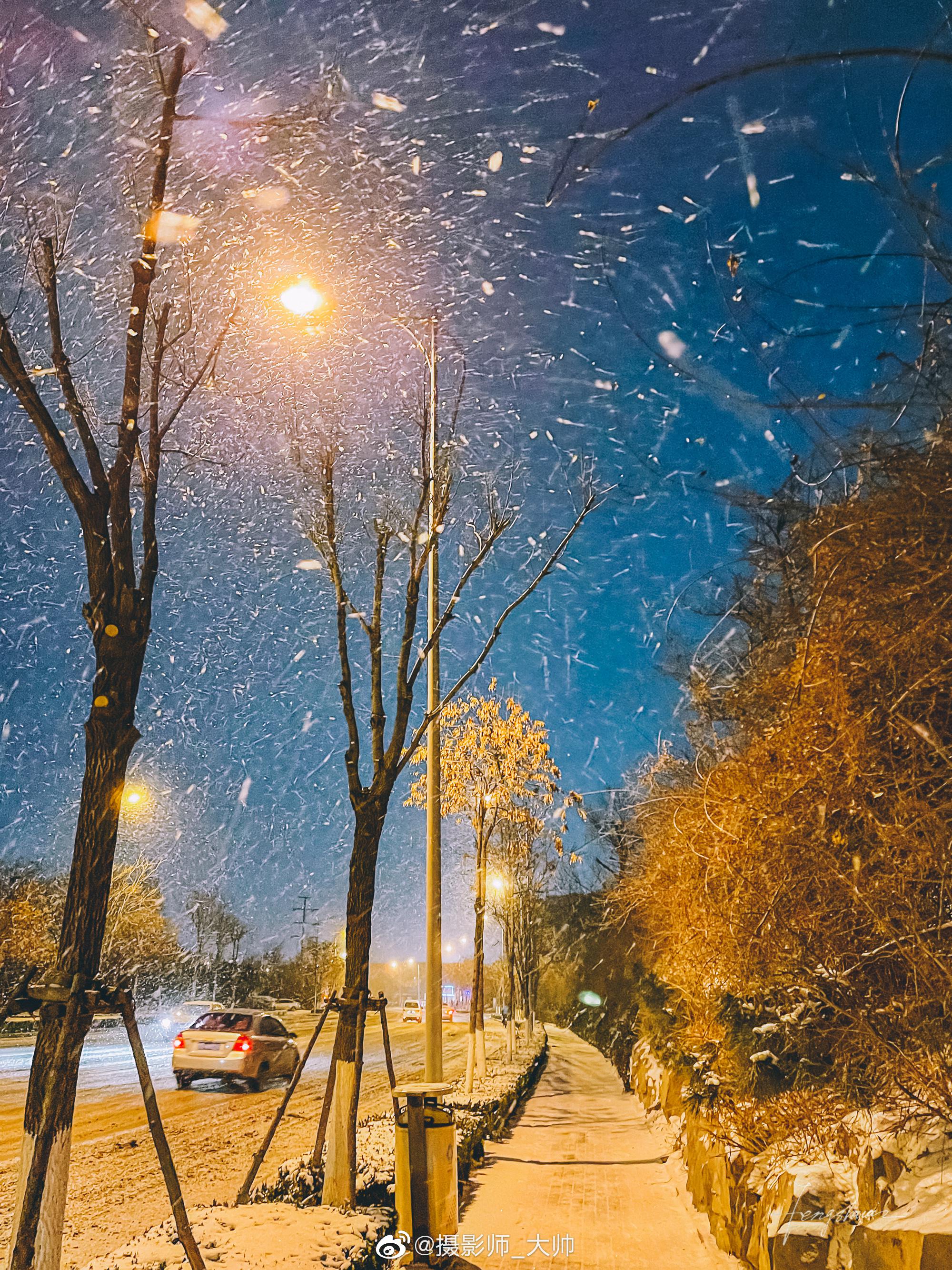随手拍路灯下的大雪纷飞shotoniphone12promax