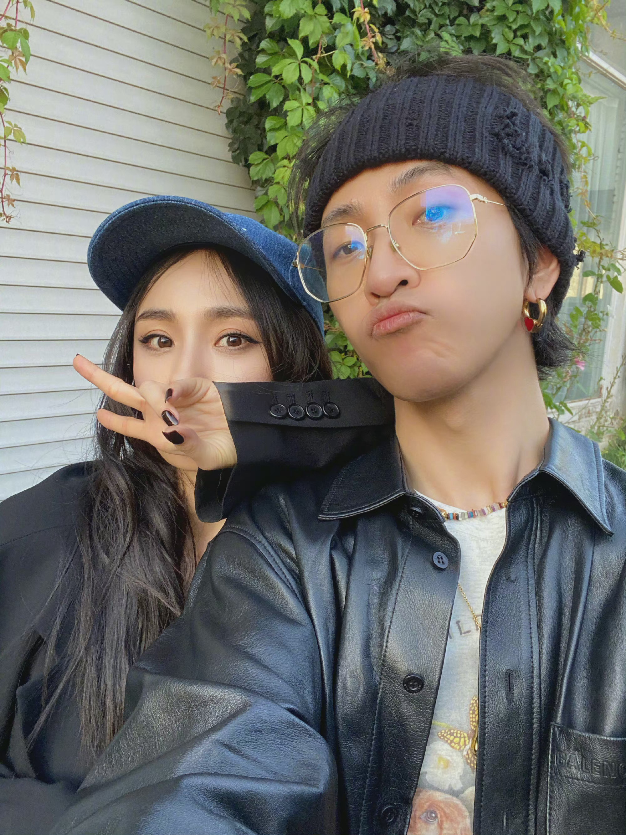 韩火火晒和杨幂的同框自拍照,幂姐还是一如既往的酷!