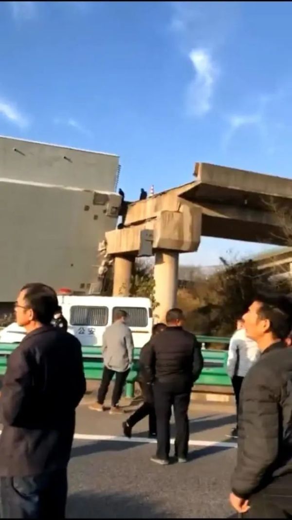 突发!高速公路桥面发生侧翻…致3人死亡!有车辆及人员被埋压休闲区蓝鸢梦想 - Www.slyday.coM 突发!高速公路桥面发生侧翻…致3人死亡!有车辆及人员被埋压休闲区蓝鸢梦想 - Www.slyday.coM