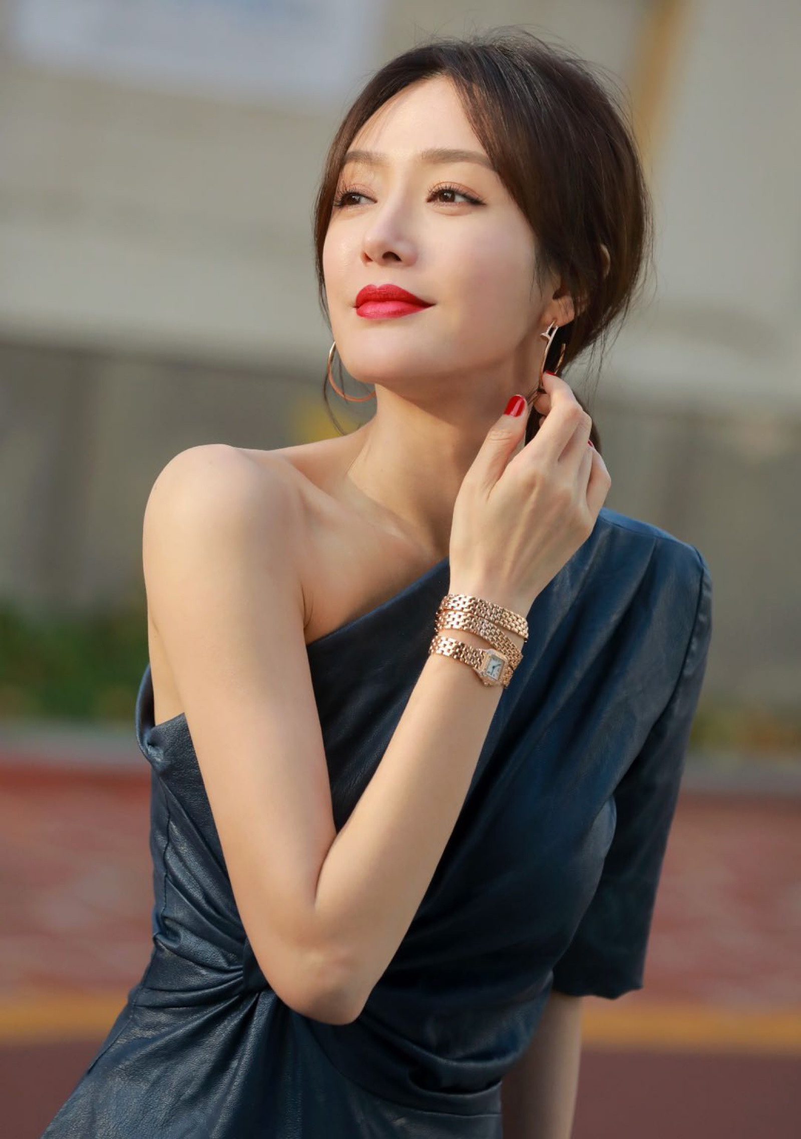 秦岚穿时尚西装搭白裙清丽又潇洒,背卡通水壶,满满的少女心!