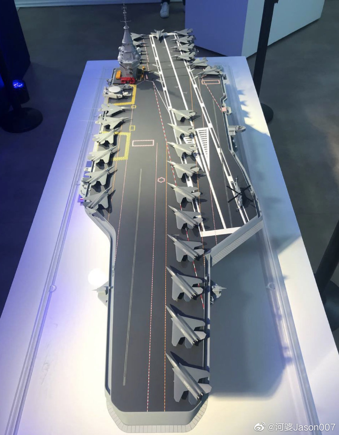 法国国防部长弗洛朗丝·帕利在社交媒体发布的pa2航母模型_高清图集