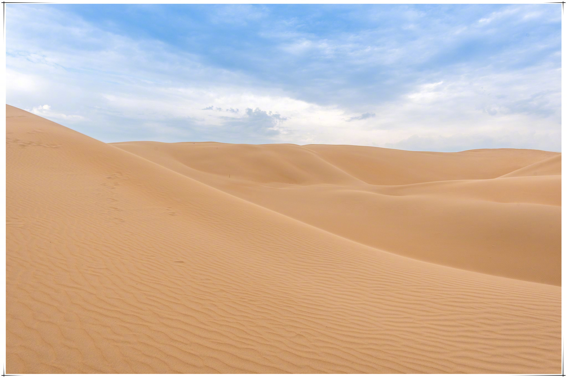 集观光与休闲度假为一体的特大型综合型的沙漠休闲景区
