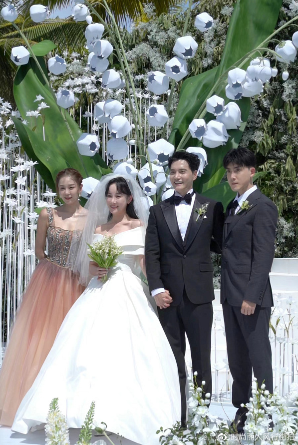 张檬金恩圣主婚纱造型彰显优雅气质