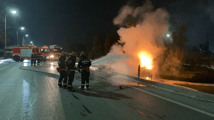 司机疲劳驾驶，汽车撞上石墩侧翻起火！景德镇消防紧急救援！休闲区蓝鸢梦想 - Www.slyday.coM